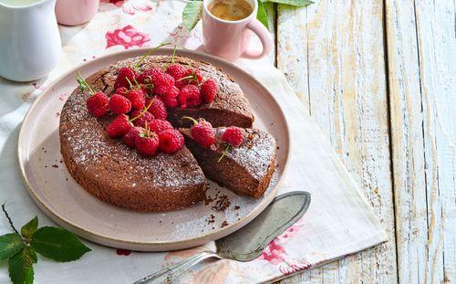 Čokoládový koláč bez múky s malinami