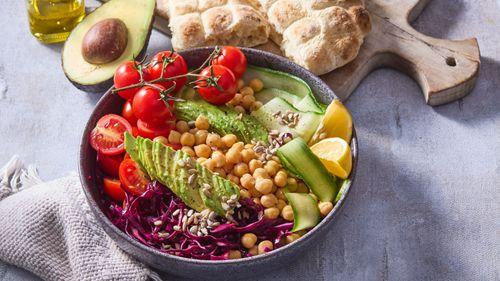 Rýchly šalát s cícerom a čerstvou zeleninou