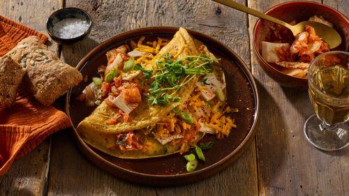 Omeleta s kimchi a čedarom
