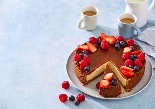 Karamelový cheesecake s ovocím