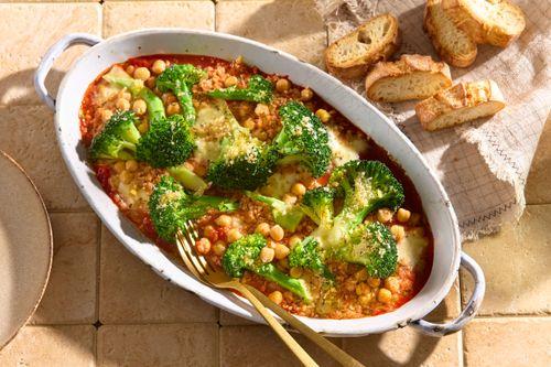 Zapečená brokolica s cícerom a parmezánom