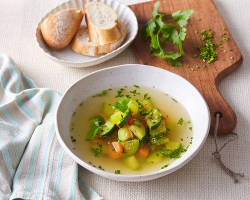Jarná zeleninová polievka s bylinkami