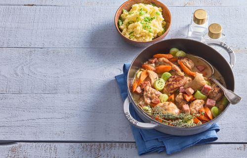 Kura so zeleninou z jedného kastrólika