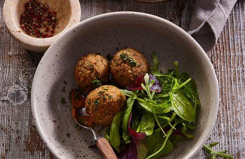 Vegetariánske guľôčky z pohánky a cukety s dipom