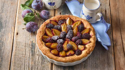 Kysnutý koláč so slivkami a ostružinami