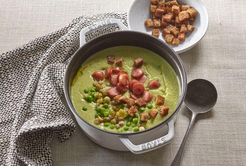 Hrachová polievka s párkami