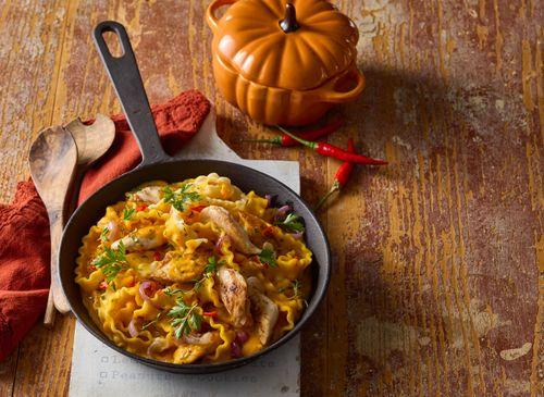 Cestoviny s kuracím mäsom a tekvicovou omáčkou