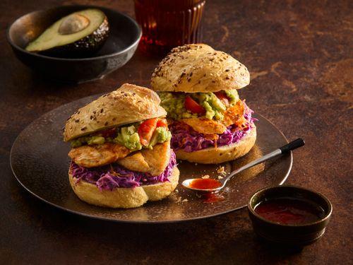 Hamburger s grilovanými kuracími prsiami a šalátom coleslaw