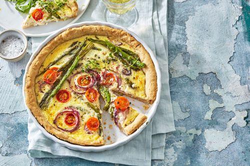 Slaný koláč quiche so špargľou, paradajkami a tymiánom