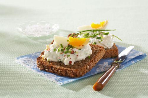 Pažítková nátierka na toastoch z tmavého chleba