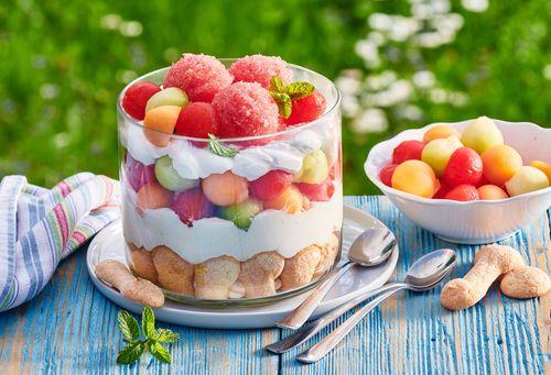 Triffle s melónom a piškótami