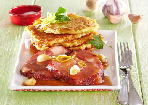Zemiakové placky s údeným mäsom a cesnakovou omáčkou