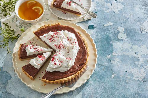 Čokoládový koláč so šľahačkou