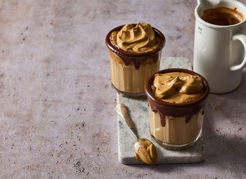 Kávový nápoj s čokoládou a kávovou penou