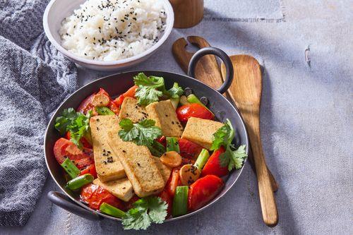 Smažené tofu s pečenými paradajkami a ryžou