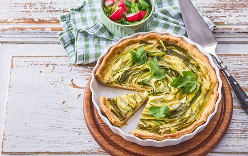 Bylinkový quiche s cuketou a cibuľkami